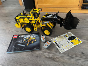 Lego Technic VOLVO bagr 42030 na ovládání - 2