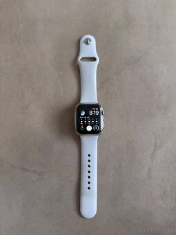 Apple Watch SE (40mm) GPS – bílá barva - 2