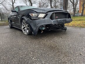 Ford Mustang 5.0 havarovaný - 2