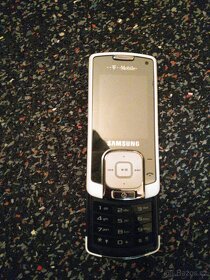 Samsung SGH-F330 s velkým množstvím příslušenství - 2