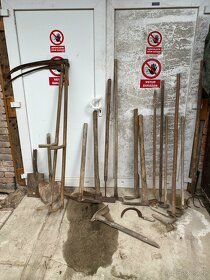 Staré nástroje - srpy, rýč, lopata, teslice - 2