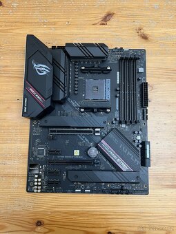 ASUS ROG STRIX B550-F GAMING  Socket AM4,Funkční,Záru - 2