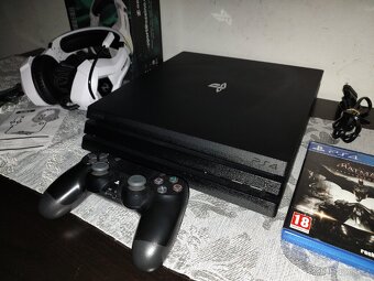 Playstation 4 PRO 1TB a sluchátka - 2