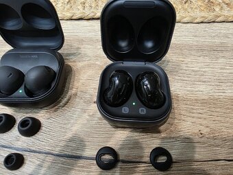 Galaxy Buds 2 Pro šedá

A Galaxy Buds Live černé - 2