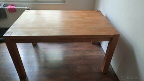 Masivní dřevěný jídelní stůl s lavici a s židlemi - 2
