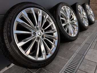 Originál Škoda Superb 235/40 r19 Pirelli - 2