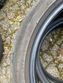 235/40R19 - 2