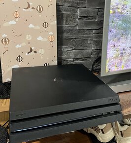 Ps4 Pro + 6 her - 2