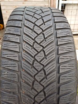 Prodám dvě zimní pneu 225/50R17  a dvě 195/65R15 - 2