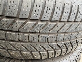 Prodám dvě zimní gumy Continental 205/60 R16 H - 2