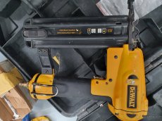 Pneumatická sponkovačka (hřebíkovačka) DEWALT D51238 - 2