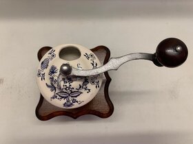 Porcelánový stolní mlýnek na kávu - cibulák č. 7 - 2