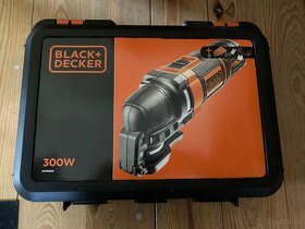 Nová oscilační bruska s příslušenstvím Black&Decker MT300KA. - 2