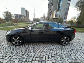 Volvo S60 2.0T5 177KW R-DESIGN-MANUÁL-Bi XEN-NAVI-VYHŘEV-PDC - 2