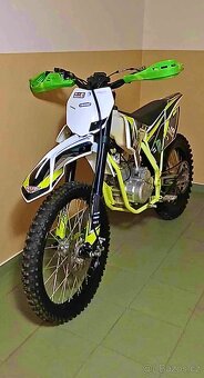 Pitbike 250 spěchá - 2