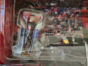 Oracle Red Bull Racing RB18 Max Verstappen 1:18 MINICHAMPS - 2