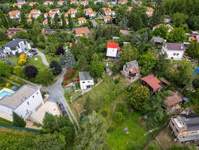 Prodej stavebního pozemku s chatou ve Statenicích - 2