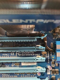 GIGABYTE GA-890FXA-UD7 + AMD Phenom II X4 970 Black Edition - 2