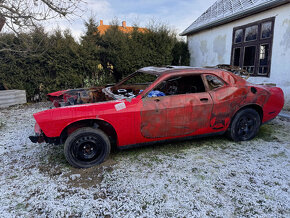 Dodge Challenger vyhořelý - 2