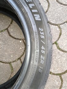 pneu 235/45 R 18 - 2