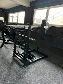 Pendulum Squat Machine - masivní stroj na nohy - 2