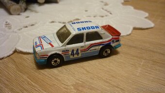 MATCHBOX ŠKODA 130 LR ČESKÁ RARITA + KRABIČKA OD FORDA TRANS - 2