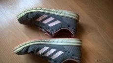 Dívčí sálovky Adidas US 2,5 - 2