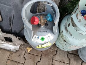 Prázdné bomby od chladiva,. - 2