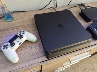 PlayStation 4 Slim - 2