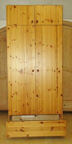 Šatní skříň z borovice se šuplíkem - celomasiv - 2