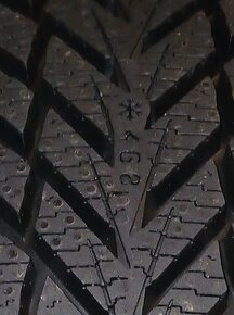 NOVÉ NEJETÉ ZIMNÍ PNEU 205/60 R16 96H - 2