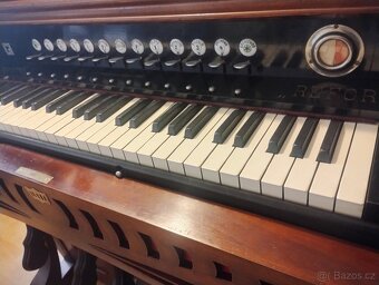 prodám harmonium muzejní kus repasovaný - 2