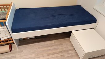 Postel IKEA SLAKT s výsuvným stolkem, 90x200, super stav - 2