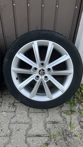 Alu kola Skoda 5x112 R17 letni pneu 225/45/17 - 2