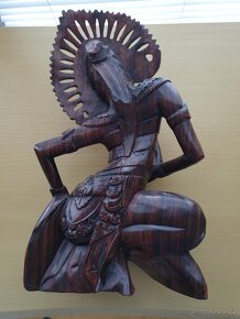 Ručně vyřezávaná mahagonová soška "Tanečnice z Bali" - 2