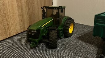 Bruder - John Deere + vlečka - 2