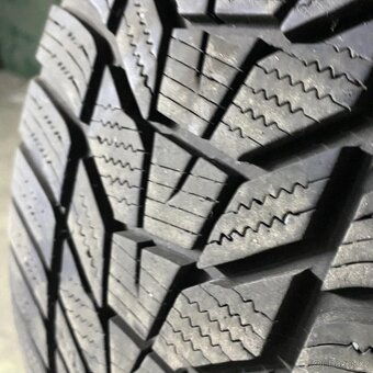 Zimní pneu 225/40 R19 93W Hankook 6mm - 2