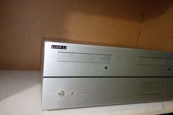 Hlinikova HTPC skrin LIAN LI PC-C30 - 2