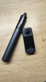 Insta 360 X3 + selfie tyč / tripod + další příslušenství - 2