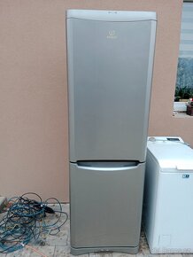 Lednice s mrazakem Indesit - 2