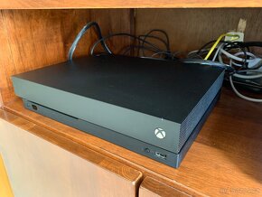 Xbox One X - 1TB (s ovladačem/with controller) - 2