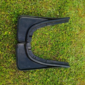Golf IV zadní zástěrky / lapače nečistot - 2
