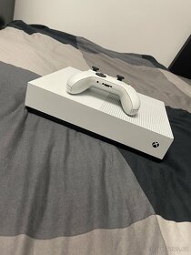 xbox one s 1TB + controller - 2