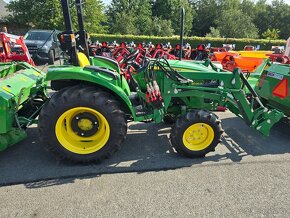 John deere s čelním nakladačem - 2