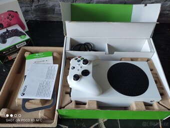 Xbox Series S + 3 ovladače - 2