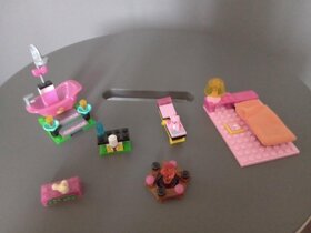 Lego Barbie mega block - Barbie na chatě - 2