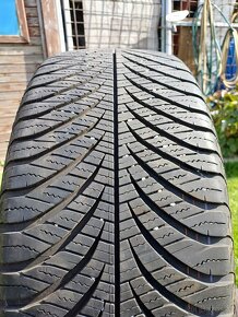 Prodám dvě zimní pneu 215/50R17 Goodyear - 2