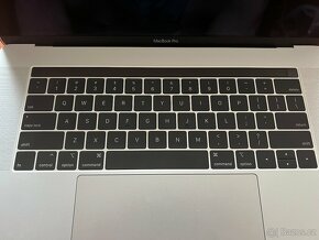 MacBook Pro 15" 2018 i7 16GB 256GB nová baterie - 2