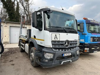 Prodám Mercedes Arocs ramenový nosič kontejneru - 2