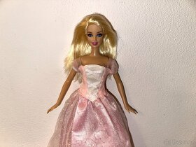 Barbie s oblečky. - 2